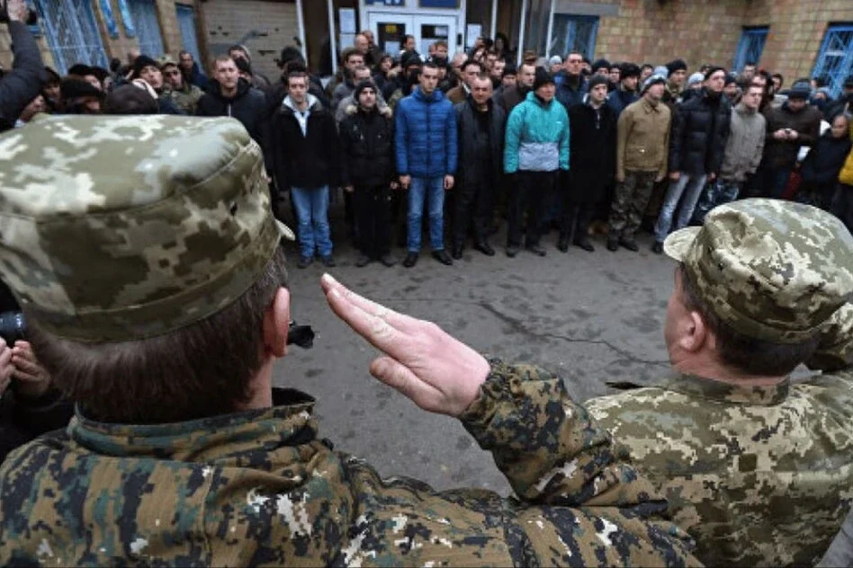 Військовослужбовці ТЦК у конфлікті з натовпом цивільних біля ТЦК на Житомирщині