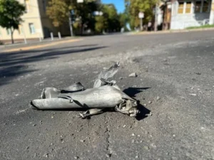 Відірвана нога пораненої жінки на вулиці Херсона після обстрілу