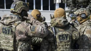Сотрудники СБУ в форме с надписями СБУ во время рейда на штаб ВСУ