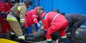 Спасатели эвакуируют раненого после атаки «Шахедов» на Николаев