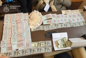 Пачки долларов и гривен, изъятые ДБР в схеме продажи непригодности за 11,5 тыс. долларов