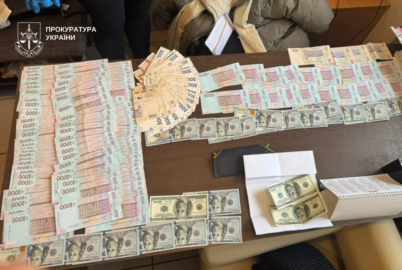 Пачки долларов и гривен, изъятые ДБР в схеме продажи непригодности за 11,5 тыс. долларов