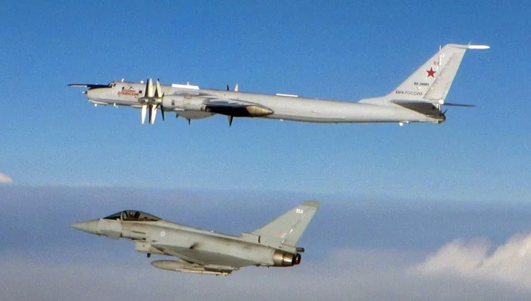 Іспанський винищувач НАТО Eurofighter Typhoon перехоплює Су-24 РФ над Балтикою