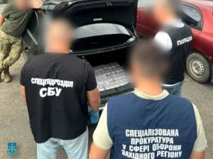 Оперативники СБУ на Буковині з пачками доларів хабаря 4000 для військовослужбовця ТЦК