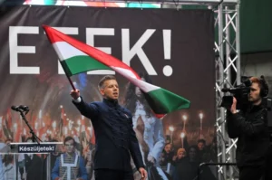 Петер Сійярто з угорським прапором на мітингу проти України в Будапешті