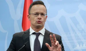 Петер Сійярто звинувачує «військову мафію» у справі Ощадбанку