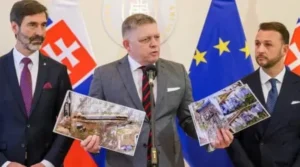 Юрай Бланар та колеги тримають фото нафтопроводу Дружба на тлі прапорів Словаччини й ЄС