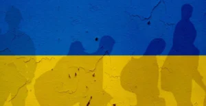 Тени украинских воинов на сине-желтой стене, символизирующие тень победы в оборонительных стратегиях