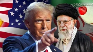 Дональд Трамп вказує на Алі Хаменеї на тлі прапорів США та Ірану