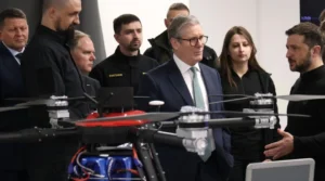 Володимир Зеленський з премєром Нідерландів Робом Єттеном та експертами біля дрону на брифінгу