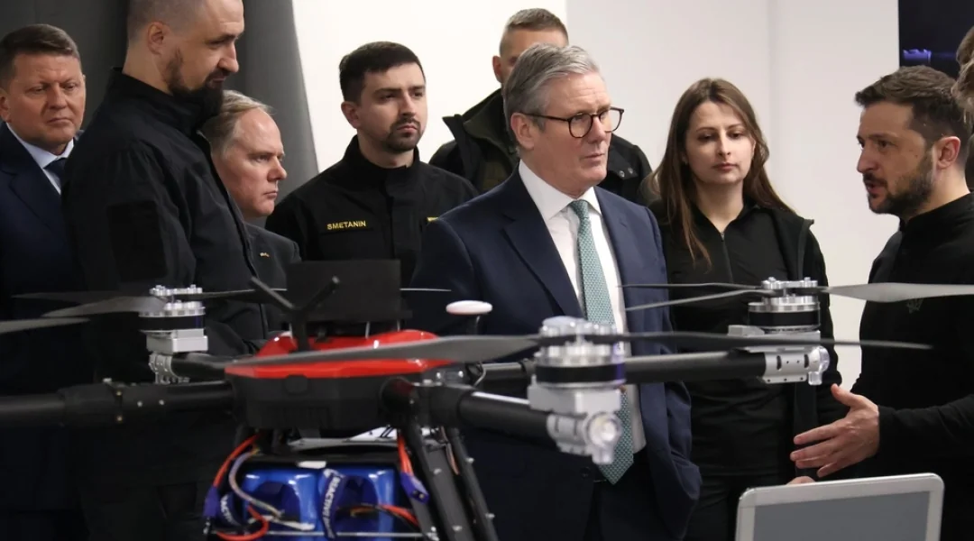 Володимир Зеленський з премєром Нідерландів Робом Єттеном та експертами біля дрону на брифінгу