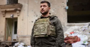 Владимир Зеленский в бронежилете возле разрушенного здания на Донетчине