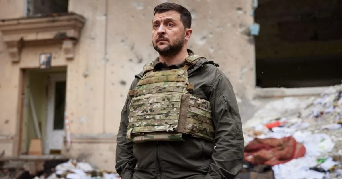 Володимир Зеленський у бронежилеті біля зруйнованої будівлі на Донеччині