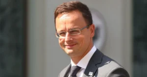 Петер Сийярто, министр МИД Венгрии, улыбается после поражения Орбана