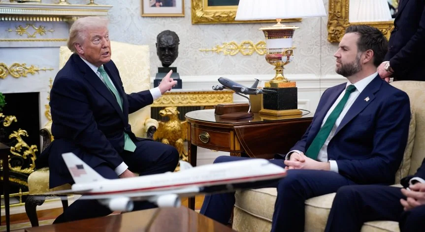 Вице-президент Джей Ди Вэнс с Трампом обсуждают переговоры с Ираном перед вылетом в Пакистан