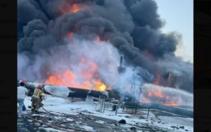 Рятувальники гасять пожежу після вибуху на заводі під Рівним.