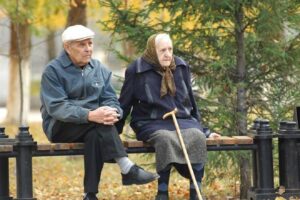 Помощь пенсионерам после 80 лет: 8000 грн или реальные выплаты в 2026 году