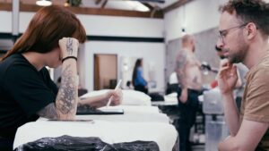 Татуювання, пірсинг і салони краси: як обирати безпечні послуги