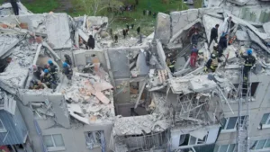 Рятувальники на руїнах багатоповерхівки після обстрілу Слов’янська