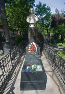 Де похований Гоголь: від Данилового монастиря до Новодівичого кладовища