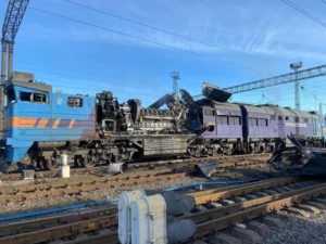 Пошкоджені локомотиви на станції Лозова після удару дронів РФ