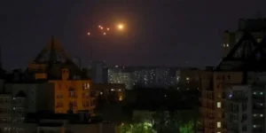 Ночное небо Киева с дронами во время воздушной тревоги 20 июня
