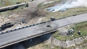 Зруйнований міст через Генічеську протоку після удару Сил оборони України