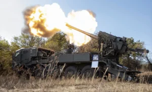 Українська гаубиця веде вогонь під час боїв на фронті