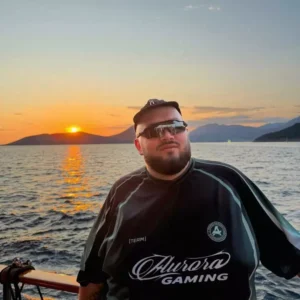 Kyivstoner у джерсі Aurora Gaming на тлі заходу сонця
