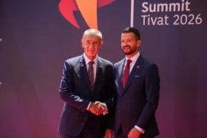 Андрей Бабиш пожимает руку мужчине на саммите Тиват 2026