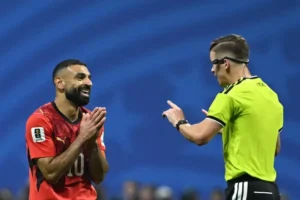 Гравець Марокко номер 10 обговорює рішення арбітра в матчі проти Франції
