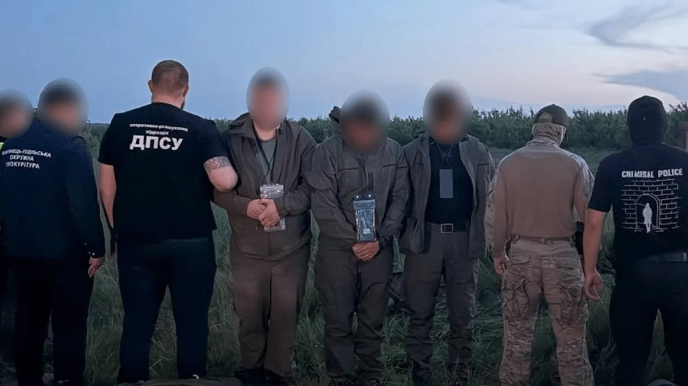 Прикордонники ДПСУ з затриманими порушниками кордону в полі