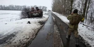 Російський військовий рухається вздовж бронемашини через кризу логістики на фронті