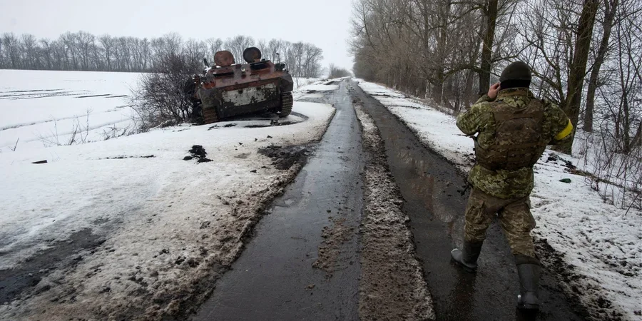 Российский военный движется вдоль бронемашины из-за кризиса логистики на фронте