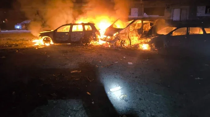 Палаючі понівечені автомобілі на дорозі після ракетного удару вночі