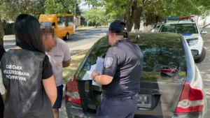 Правоохоронці біля автомобіля під час обшуку в Одеській області