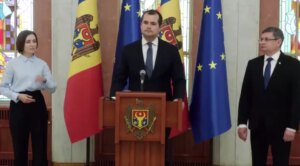 Василе Тофан выступает на трибуне после выдвижения кандидатом в премьеры Молдовы