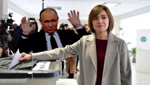 Владимир Путин за спиной женщины, которая голосует на выборах в Молдове