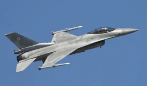 Польський винищувач F-16 з номером 4044 у польоті з ракетами на тлі блакитного неба