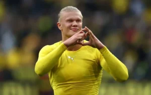 Ерлінг Голанд формує жест серця в жовтій формі Норвегії
