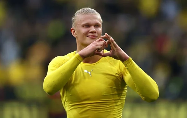 Ерлінг Голанд формує жест серця в жовтій формі Норвегії