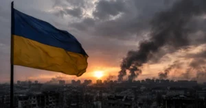 Флаг Украины над разрушенным городом с дымом от обстрелов