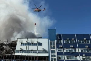 Вертолет МЧС тушит пожар на объекте инфраструктуры в Киевской области
