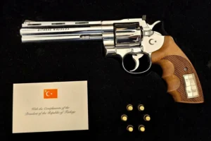 Револьвер Эрдогана для Стармера с гравировкой, патронами и карточкой от президента Турции