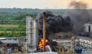 Пожежа з чорним димом і полумям біля установки К-1 нафтопереробного заводу