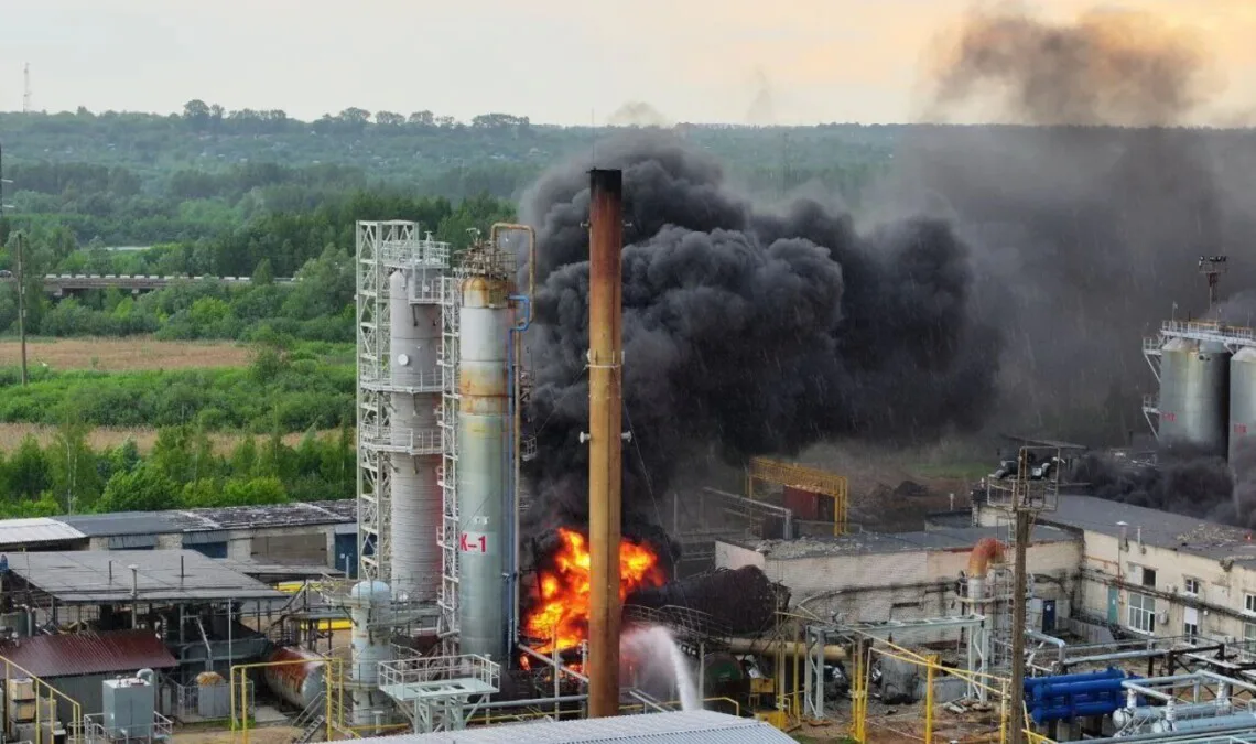 Пожежа з чорним димом і полумям біля установки К-1 нафтопереробного заводу