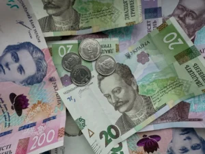 Середня ЗП в Україні 2026: актуальні цифри, регіони та галузі
