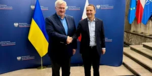 Радослав Сикорский и украинский дипломат жмут руки на встрече в МИД Польши