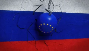ЕС наносит санкционный удар по РФ разрушительной пулей на фоне флага России