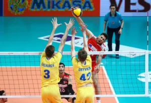 Українські волейболісти блокують атаку Туреччини на Євро U22